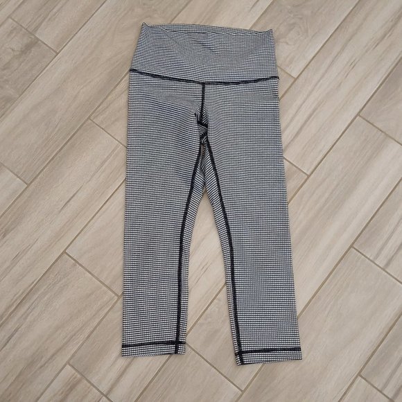 Lululemon Athletica Black/White Tiny Check Yoga Capri Legging. Size 4 - Picture 1 of 3